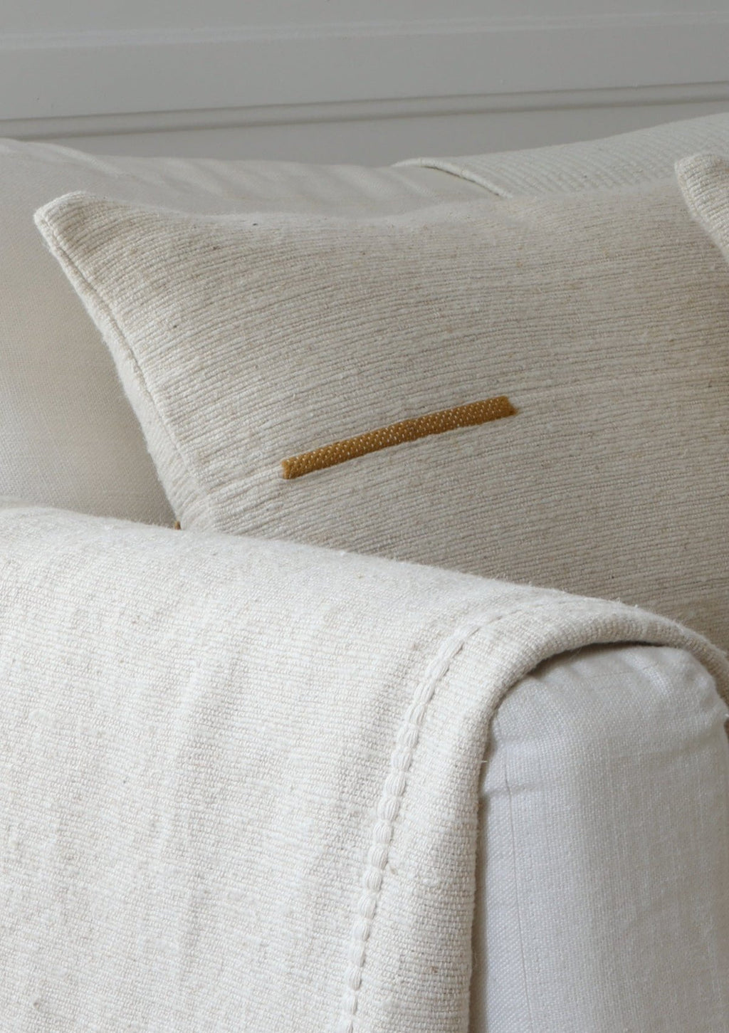 Coussin Séma Ocre Ligne Blanche