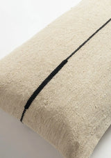 coussin_design_Sema_fibres-ortie_ligne_noir_mille_et_claire_décoration_matiéres_naturelles